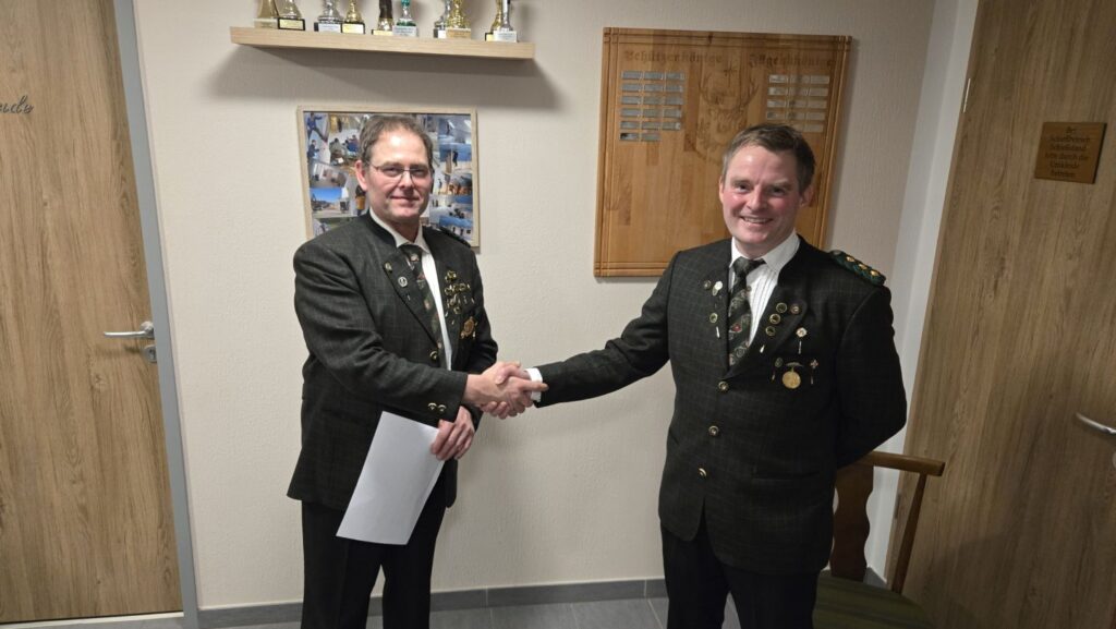 Sportwart Markus Stocker gratuliert dem Jahresmeister 2025 Gerhard Bittl